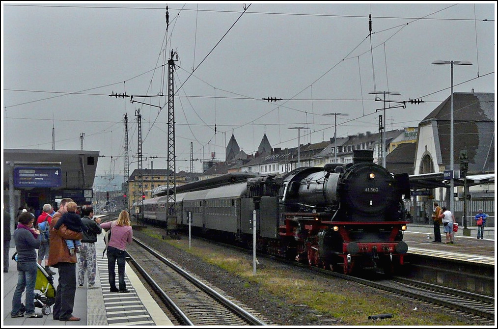 The steam locomotive 41 360 is leaving the main station of Koblenz on June 25th, 2011.
