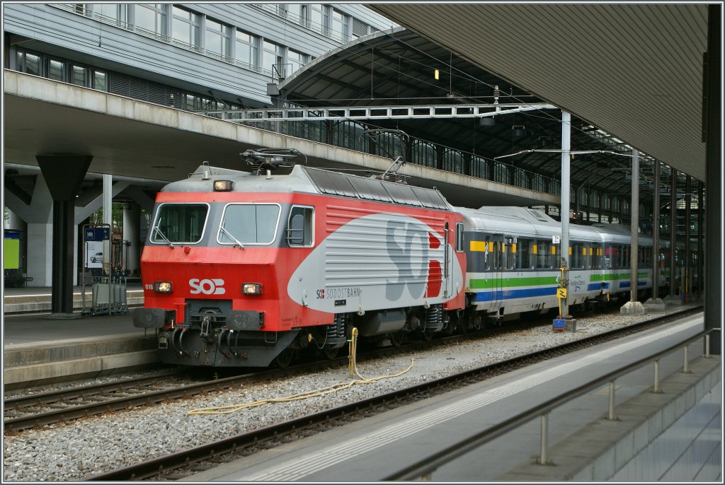 The Sdostbahn Re 446 018-4 with a Voralpenexpress in Luzern.
01.06.2012