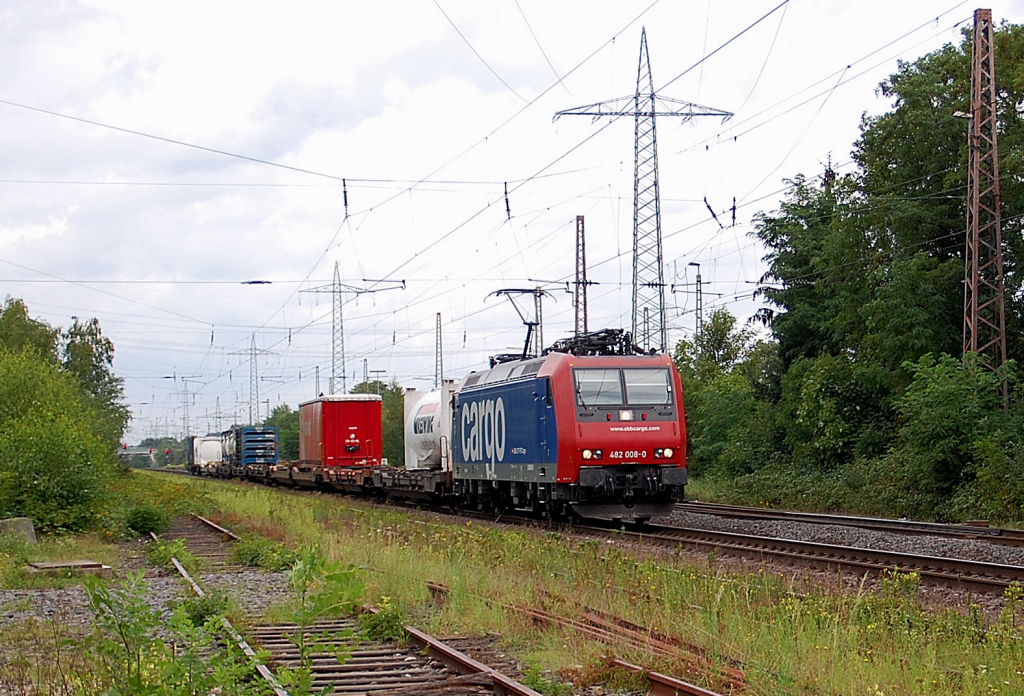 The swiss cargo railway class 482 004-0 rides through the former station Lintorf southwards with an containertrain. 6th august 2011