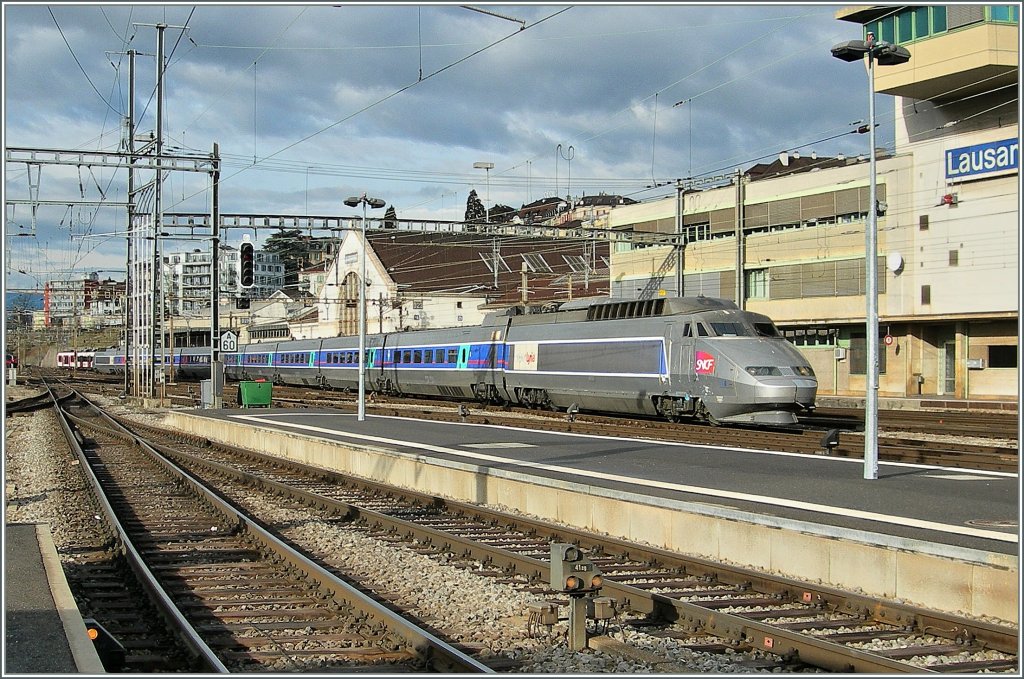 The TGV Lyria from Paris is arriving at Lausanne.
07.01.2011
