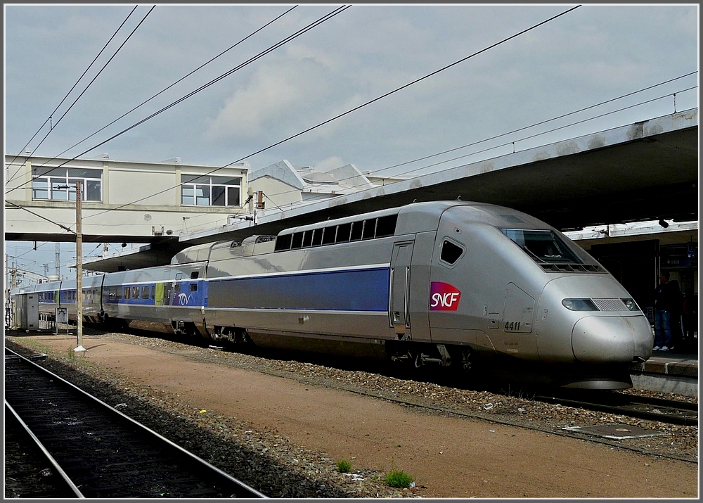 The TGV POS unit N 4411 is arriving at the main station of Mulhouse on June 19th, 2010.