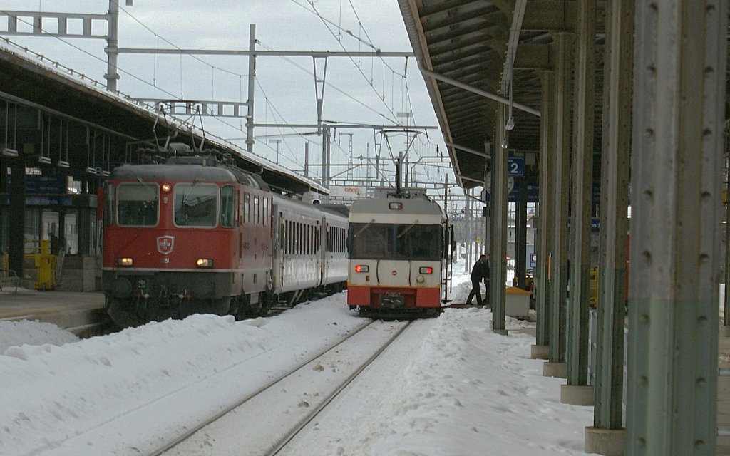 The TRN/cmn BDe 4/4 gives in La Chaux-de-Fonds connections to the SBB CFF local fast train to Biel/Bienne. 
16.02.2010