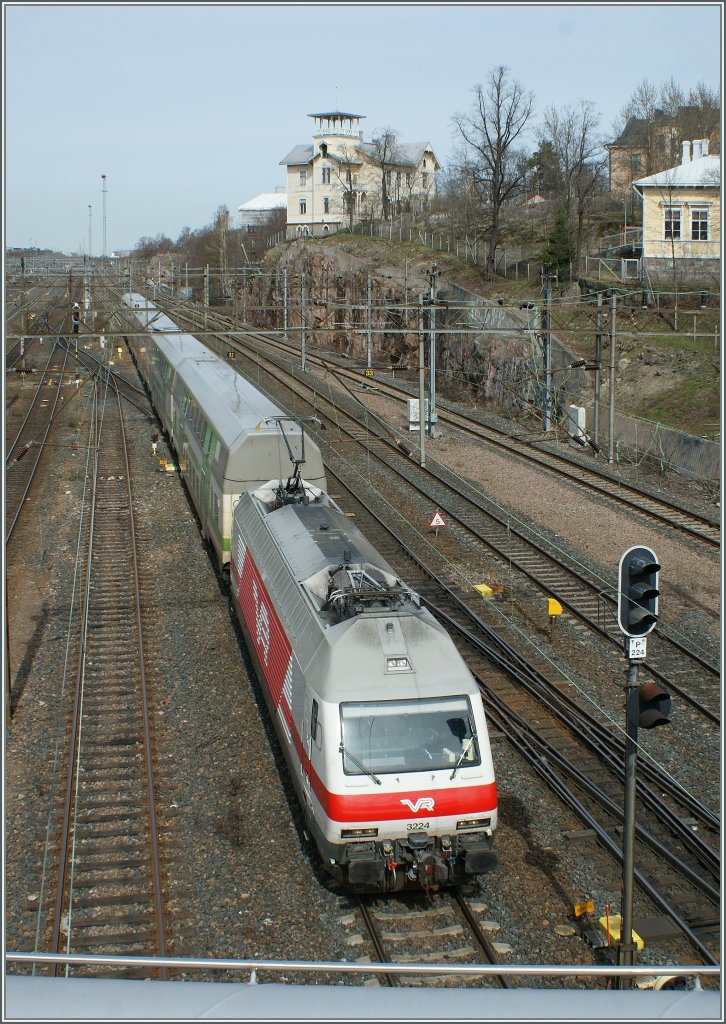 The VR Sm2 3224 with an IC is approaching Helsinki.
30.04.2012