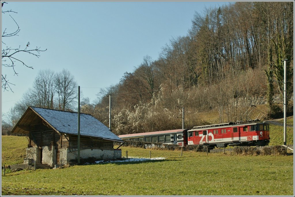 The  zb  (Zentralbahn) De 110 022-1 with the IR 2225 between Ringenberg an Niederried. 05.02.2011