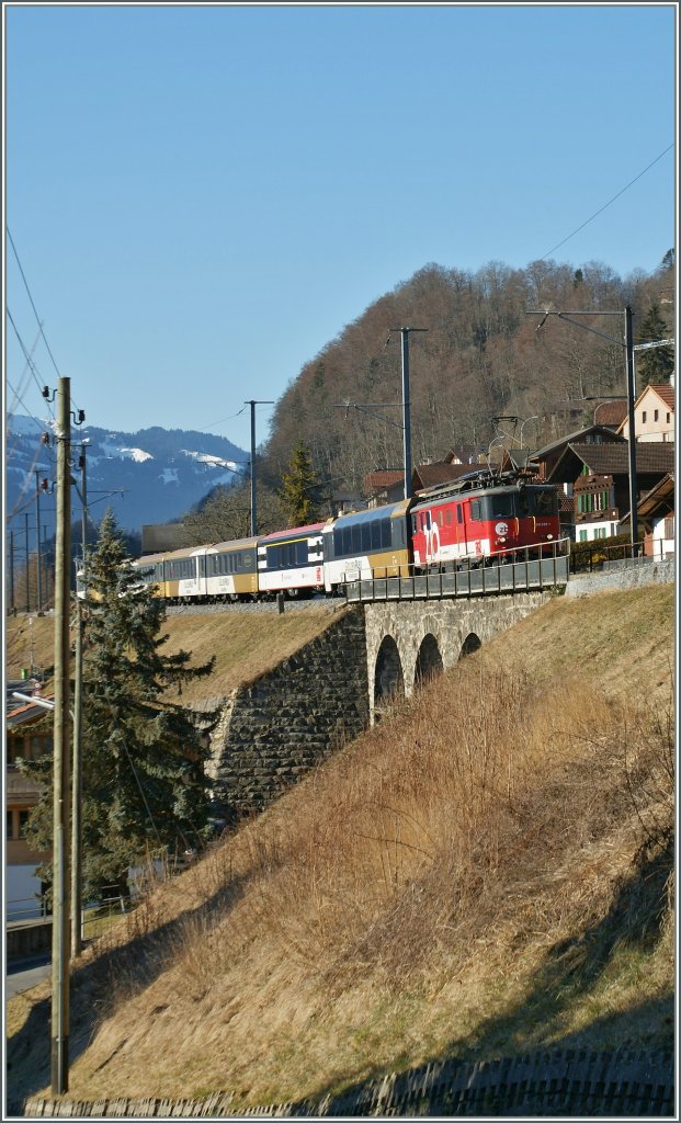 The  zb  (Zentralbahn) De 110 022-1 with a Goldenpass service to Luzern in Niederried. 
09.02.2011