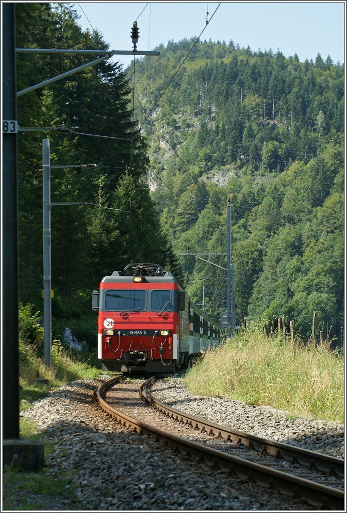 The  zentalbahn  HGe 101 968-2 with an Brnigbahn IR from Interlaken Ost to Luzern near Kppeli. 
20. 08.2012