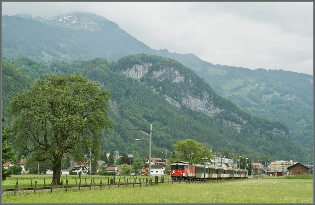 The  Zentralbahn  De 110 003-1 with the Goldenpanoramic Express from Luzern to  Interlaken Ost by Meiringen.
01.06.2012
