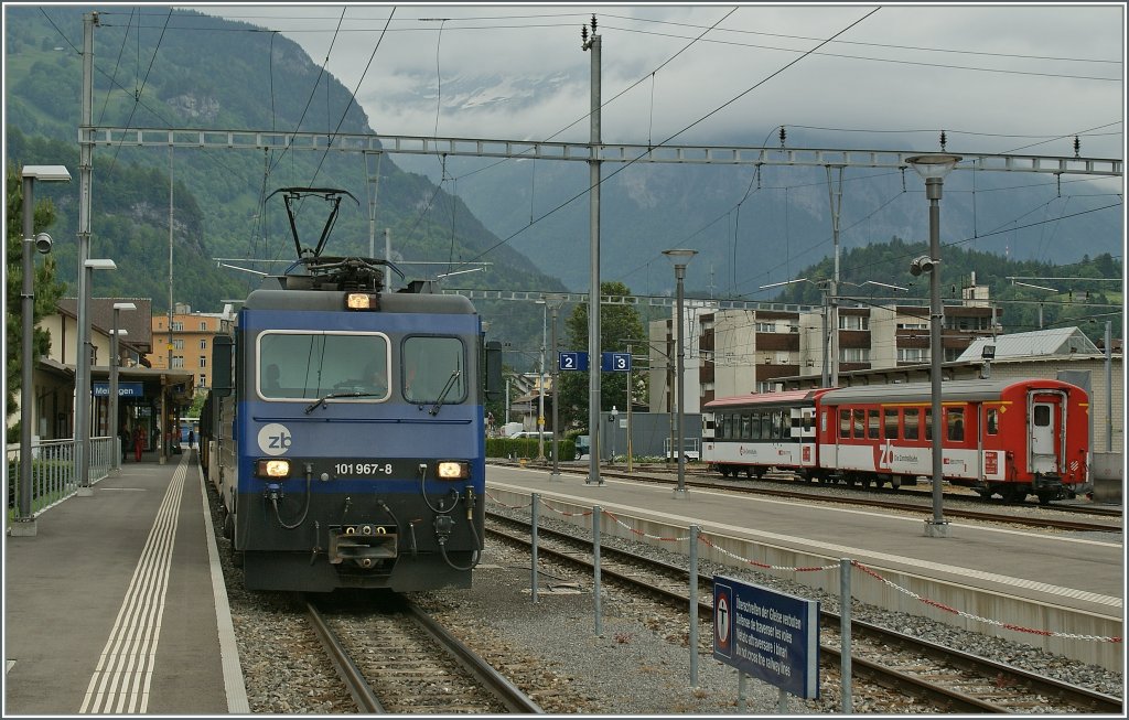 The  Zentralbahn  GoldenPass 101 967-8 in Meiringen.
01.06.2012