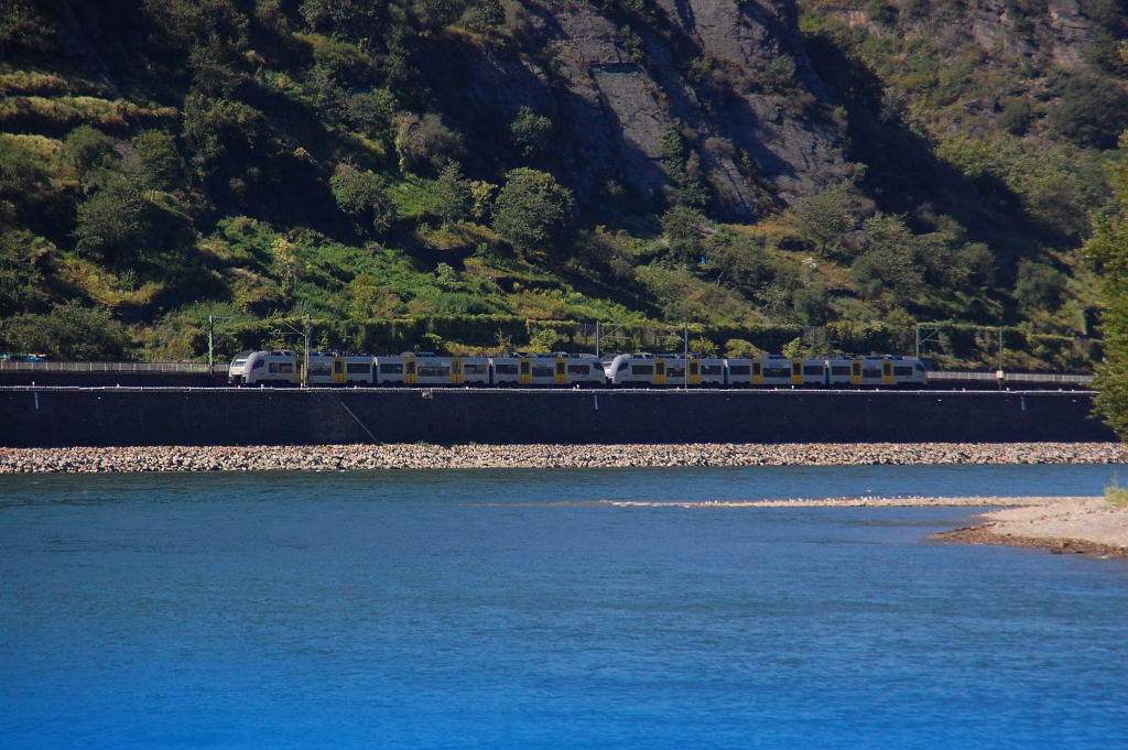 This photo shows an doubbel electrial multiple unit of the MRB(Mittel Rhein Bahn) at the tracks of lefthandside from the Rhineriver.....there classnumbre is 460 and they went to Koblenz mainstation. I took the photo from board of an rhine passangership near the rock of the Loreley. Saturday 18th august 2012 