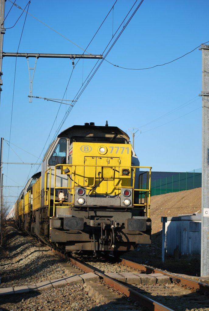 Three diesel engines type HLD 77/78 hauling a freight train on line 39 towards Germany (December 2008).