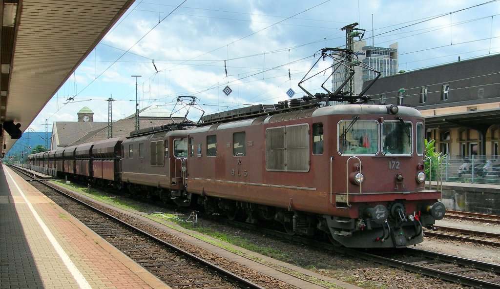 Two BLS Re 4/4 with a Cargo Train in Basel Bad. Bf.
22.06.2007 