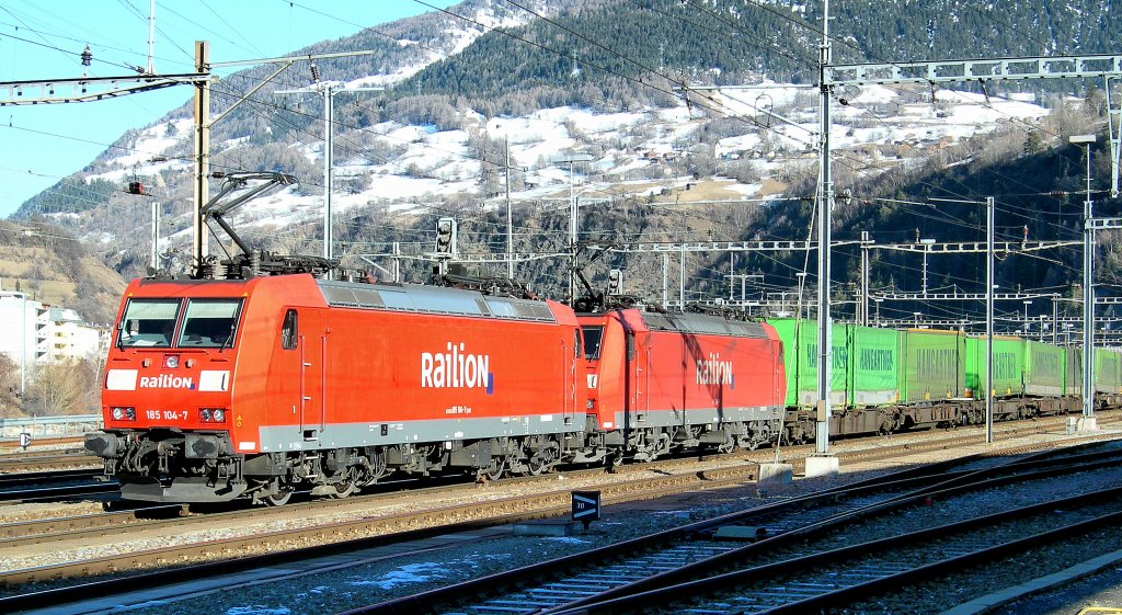 Two DB 185 with a cargo train in Brig. 
29.01.2008