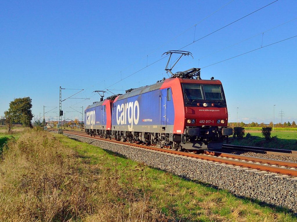 Two suiss elctricale locomotives of the class 482 riding southwards in dircetion Cologne. 27.10.2012