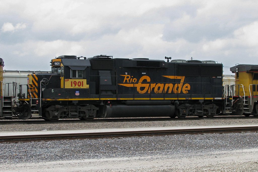 UP 1901 (GP 60) is standing in a long line of parked engines. It wears still the “Rio Grande” painting. The Rio Grande railroad was taken over by the Union Pacific in the year 1996. Houston (Texas), 04.02.2008.