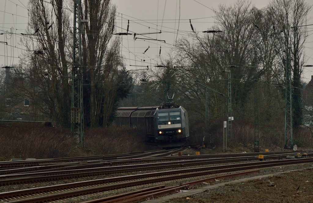 With an alloytrain came the MRCE class 185 552-7 through the curve in to Rheydt centrale station in cause of devitation. 8.3.2013