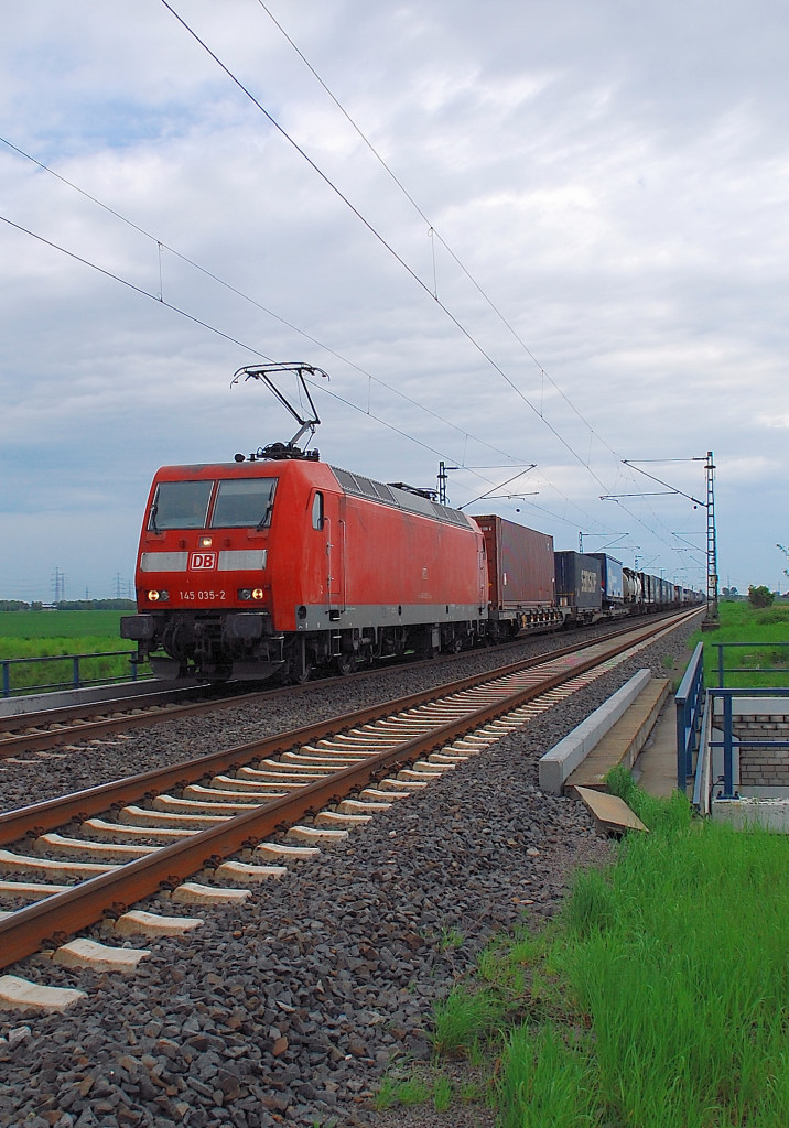 With an Containertrain in it's back the electrical locomotive of the class 145 035-2
on it's way  in direction Neuss.......10th. of may 2012