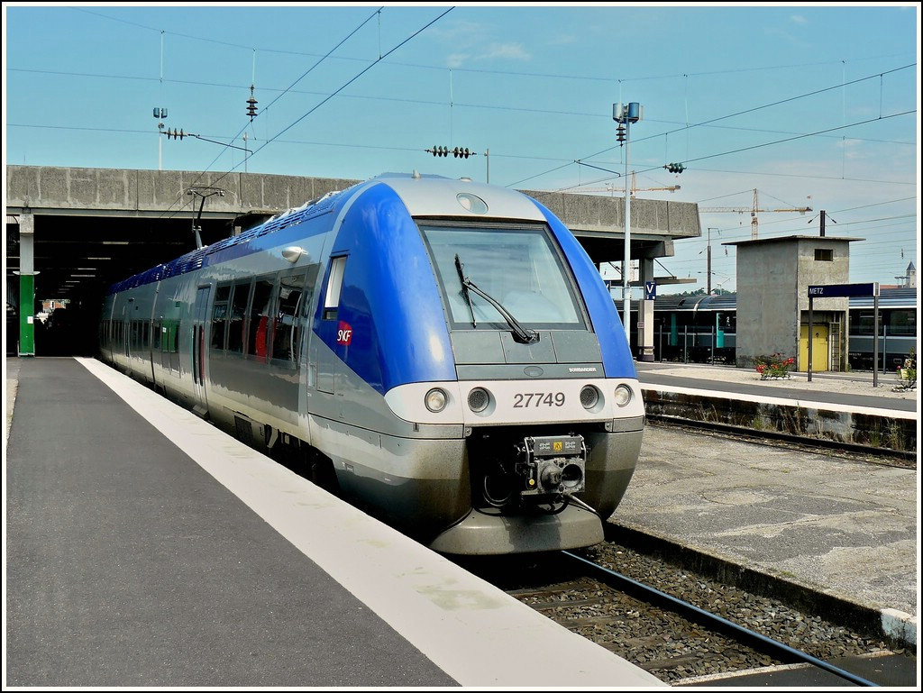 Z 27749 is leaving the station of Metz on June 22nd, 2008.