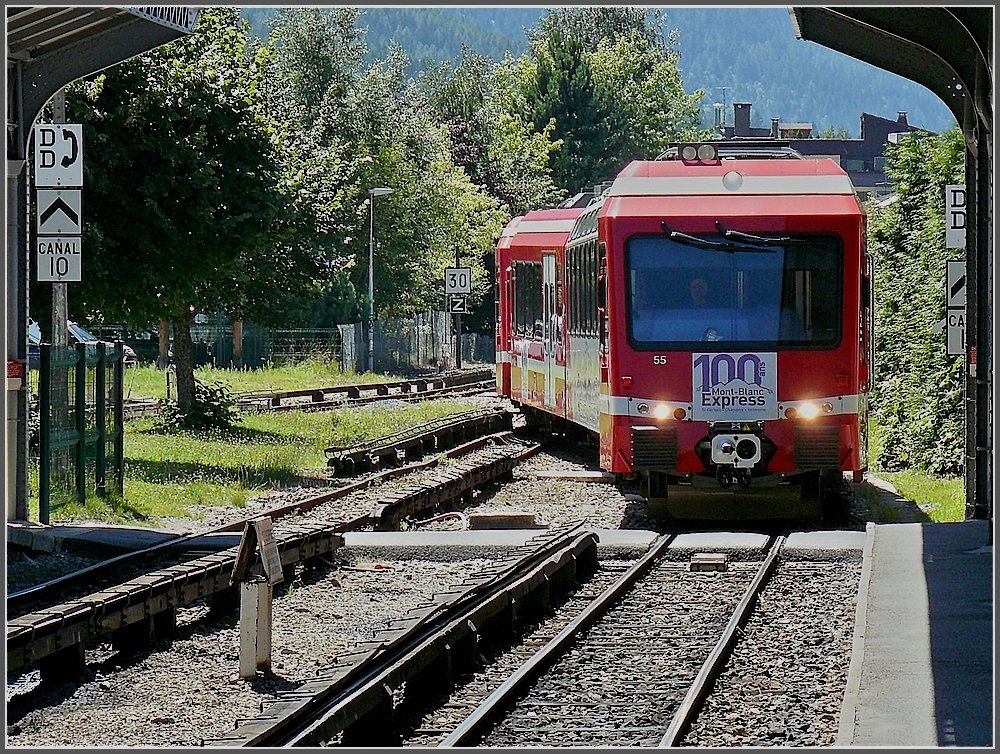 Z 855 of the Mont-Blanc-Express is arriving at the station of Chamonix coming from St Gervais/Le Fayet on August 3rd, 2008.