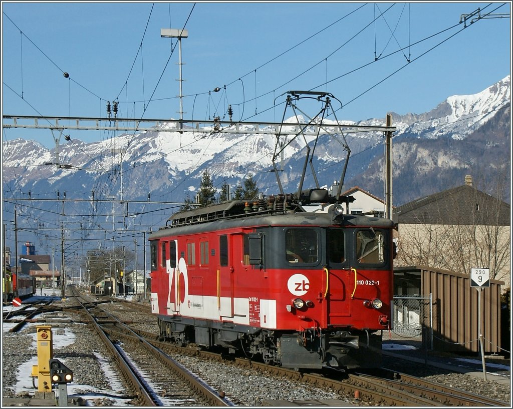 Zentralbahn  zb  De 110 022-1 in Meirinngen.
05.02.2011