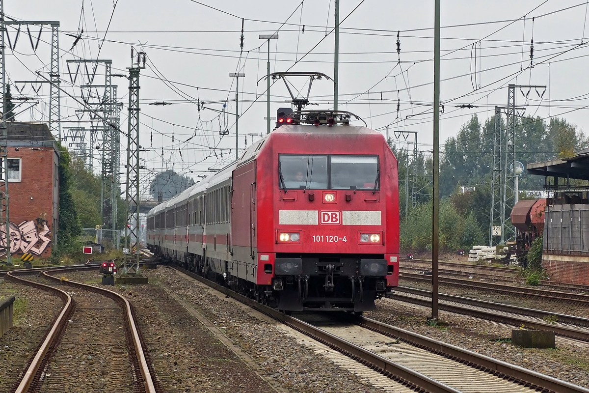 . 101 120-4 is hauling a IC into the main station of Leer (Ostfriesland) on October 7th, 2014.