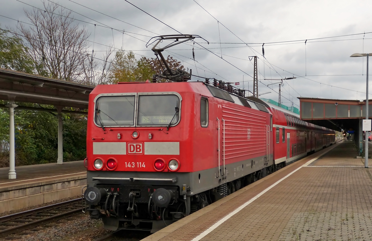 . 143 114 is pushing the RE 1 (Mosel-Saar-Express) Saarbrcken Hbf - Koblenz Hbf into the main station of Trier on November 3rd, 2014.