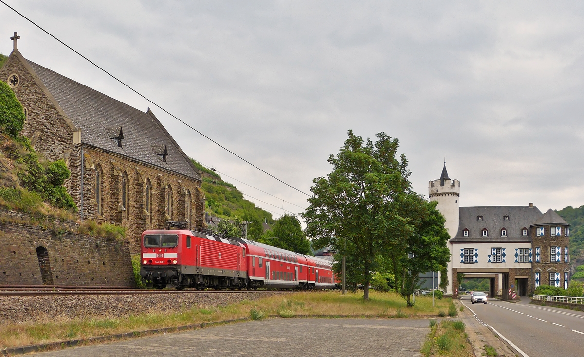 . 143 647 is hauling the RE 1 (Mosel-Saar-Express) Koblenz Hbf - Saarbrcken Hbf through Gondorf on June 20th, 2014. 