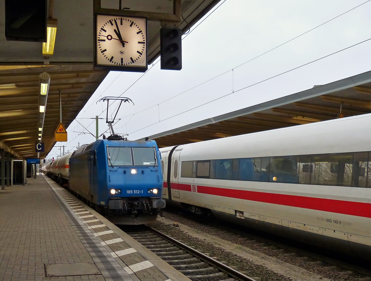 . 185 512-1 is hauling a goods train through the main station of Braunschweig on January 3rd, 2015.