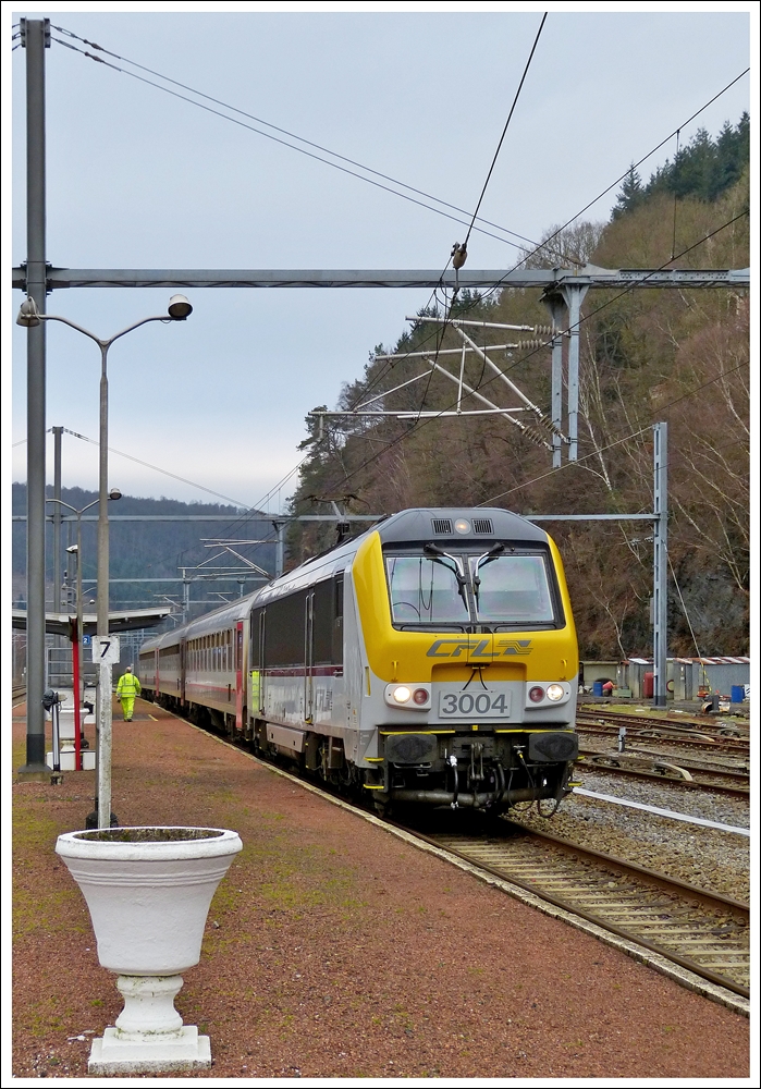 . 3004 is heading the IR 115 Trois-Ponts - Luxembourg City in Trois-Ponts on January 19th, 2014.