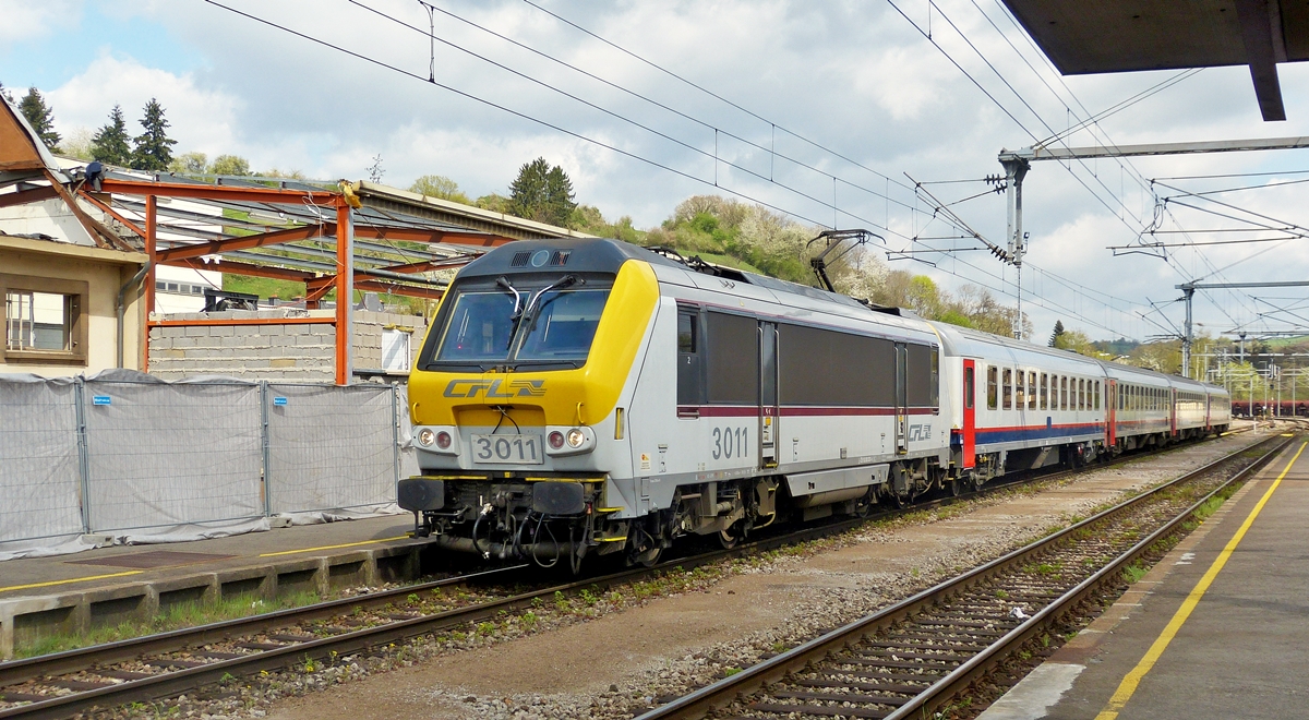 . 3011 is hauling the IR 115 Liers - Luxembourg City into the station of Ettelbrck on April 9th, 2014.