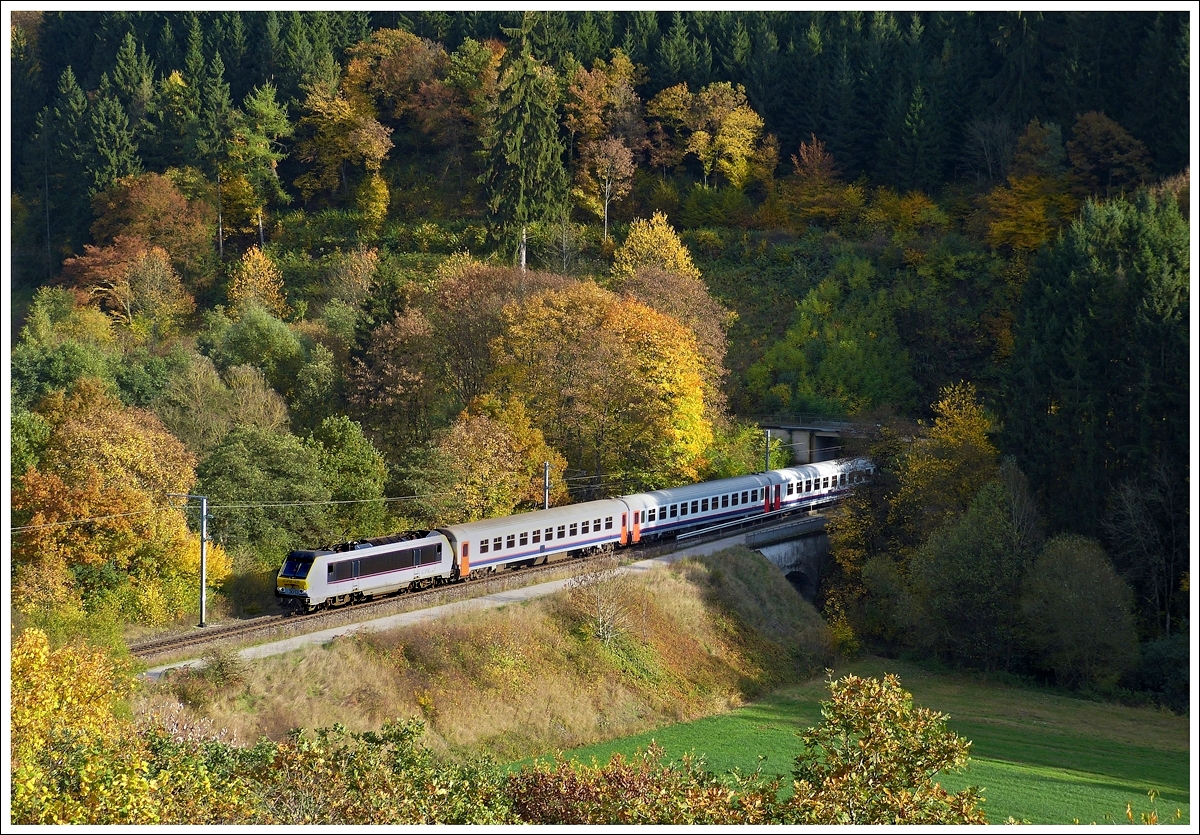 . 3013 is hauling the IR 116 Luxembourg City - Liers through Lellingen on October 22nd, 2013.