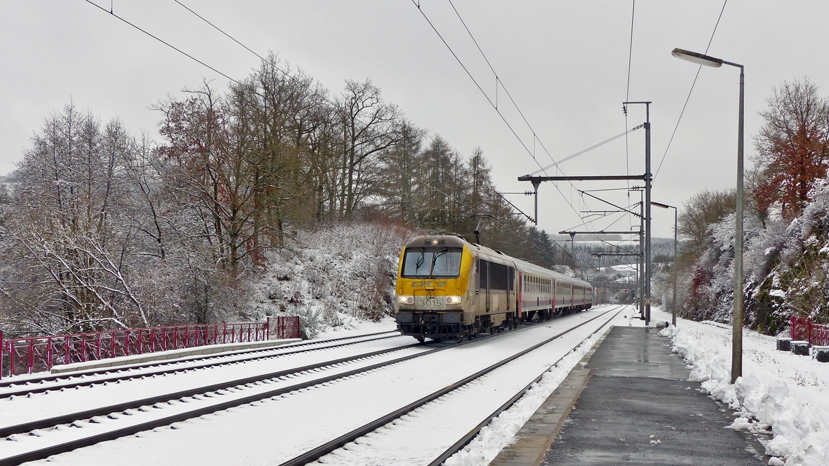 . 3015 is hauling the IC 113 Luxembourg City - Liers into the station of Wilwerwiltz on December 27th, 2014.