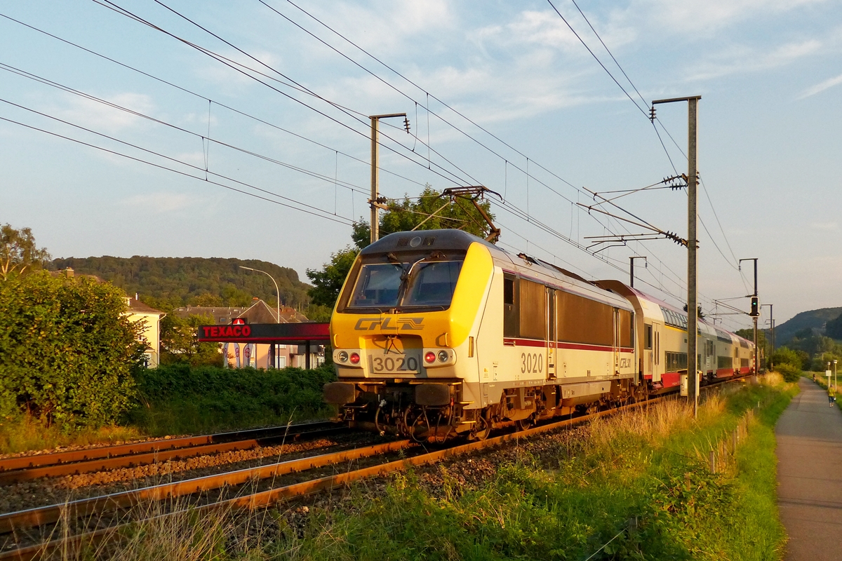 . 3020 is pushing the IR 3745 Troisvierges - Luxembourg City through Berschbach/Mersch in the evenig of August 1st, 2014.