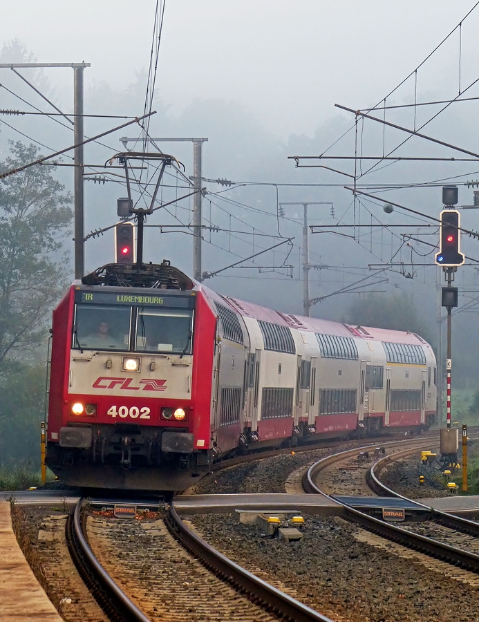 . 4002 is hauling the IR 3733 Troisvierges - Luxembourg City into the station of Wilwerwiltz on the foggy morning of September 17th, 2014.