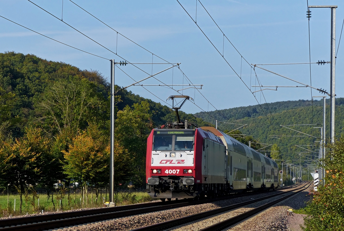 . 4007 is hauling the IR 3741 Troisvierges - Luxembourg City through Erpeldange/Ettelbrck on October 4th, 2014.