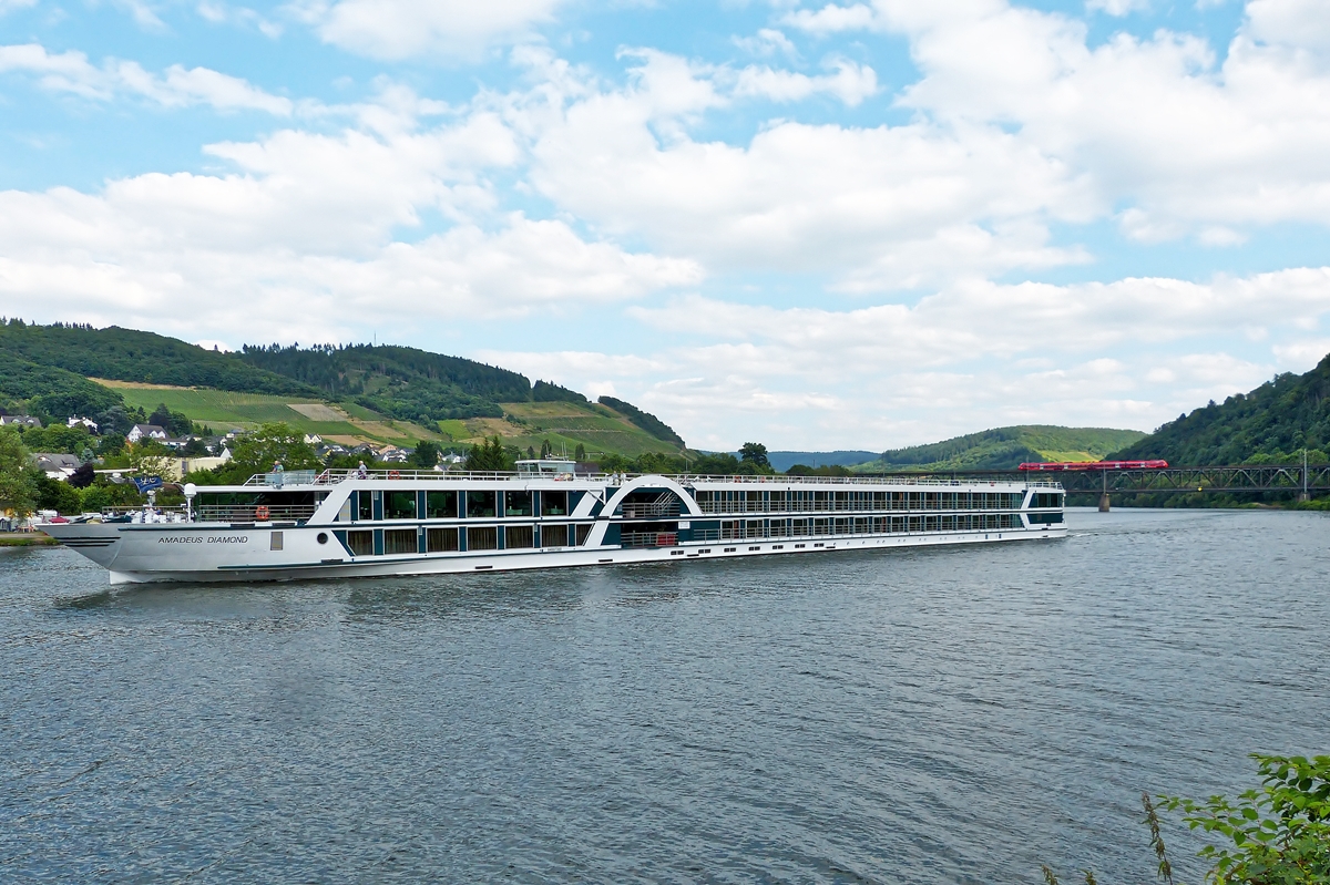 . A 442 unit is running on the double-deck viaduct in Bullay, while the  Amadeus Diamond  is shipping on the Mosel on June 21st, 2014.