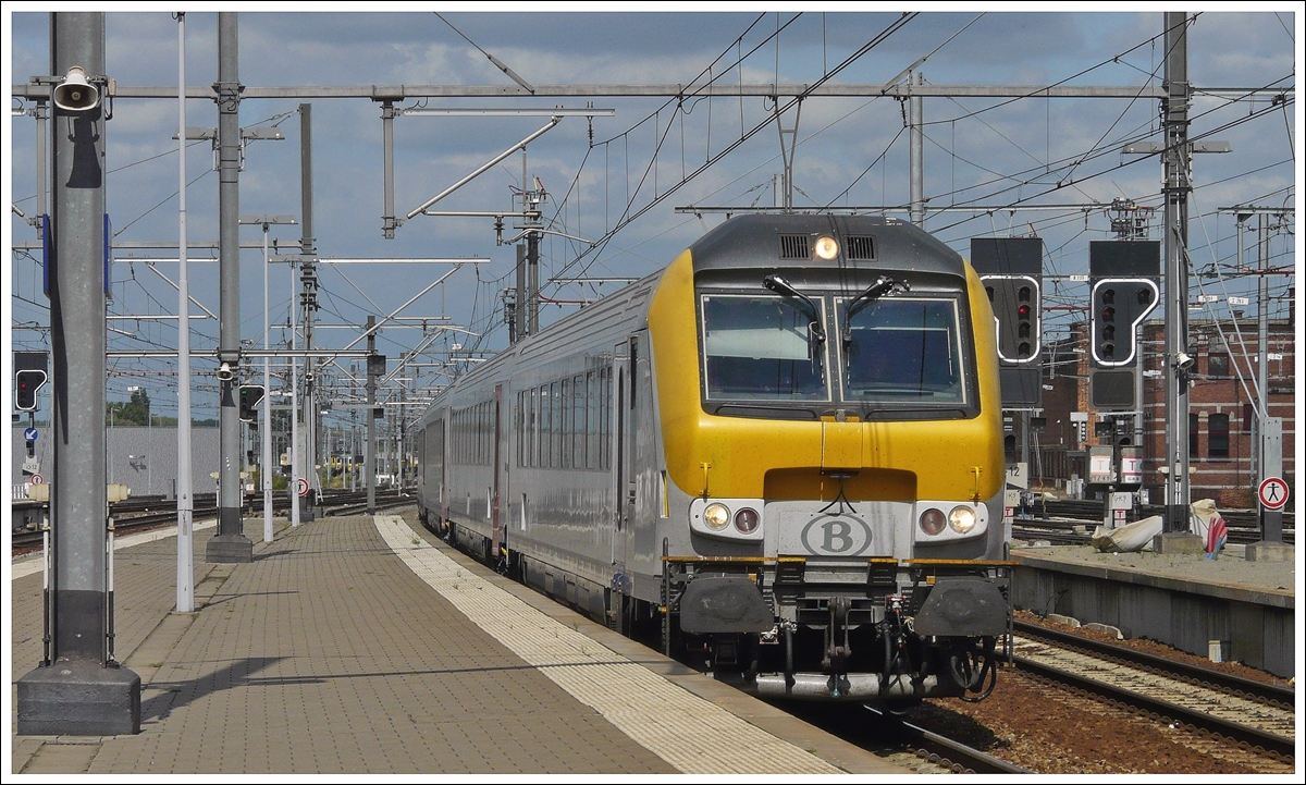 . A I 11 control car is heading a ICa Oostende - Eupen in Louvain (Leuven) on August 30th, 2009.