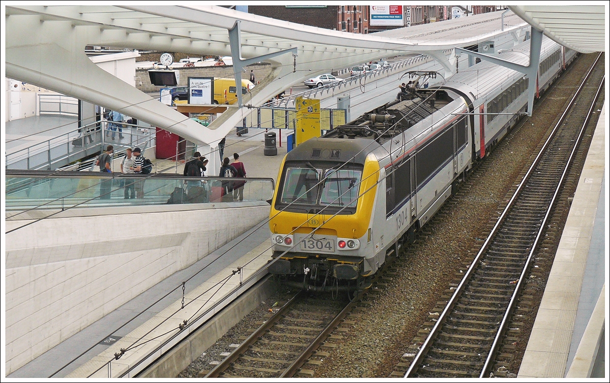 . HLE 1304 is pushing a ICa Oostende - Eupen out of the station Lige Guillemins on August 30th, 2009.
