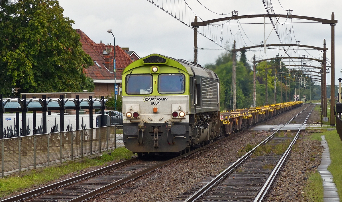 . The Captrain 6601 is hauling a freight train through the station of Zevenbergen on September 4th, 2015.