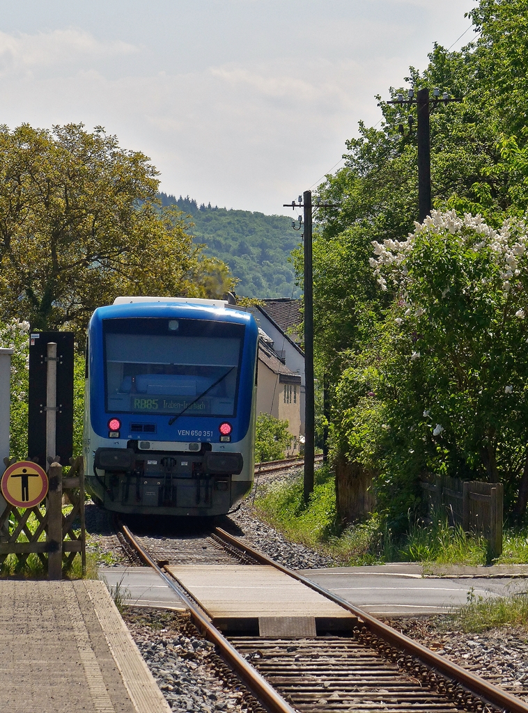 . The Rhenus Veniro Stadler Regio-Shuttle RS1 650 351 is leaving the station of Reil on May 13th, 2015.