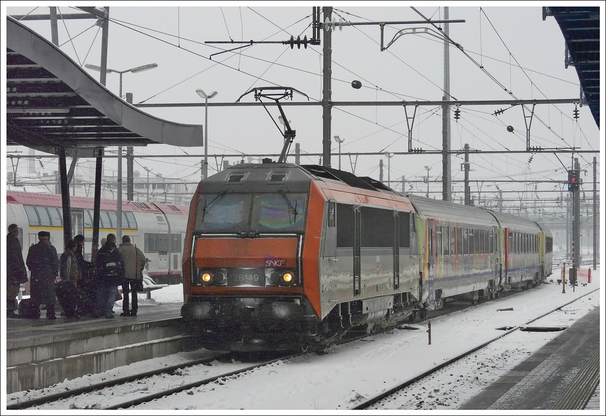 . The Sybic BB 26149 is hauling the EC 296  Jean Monnet  Basel - Bruxelles Midi into the station of Luxembourg City on December 21st, 2009.