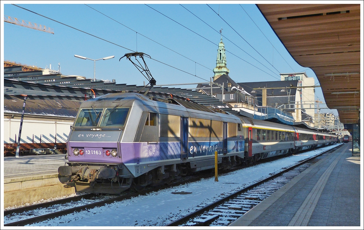 . The Sybic BB 26163 is heading the EC 91  Vauban  Bruxelles Midi - Chur in Luxembourg City on February 1st, 2012.