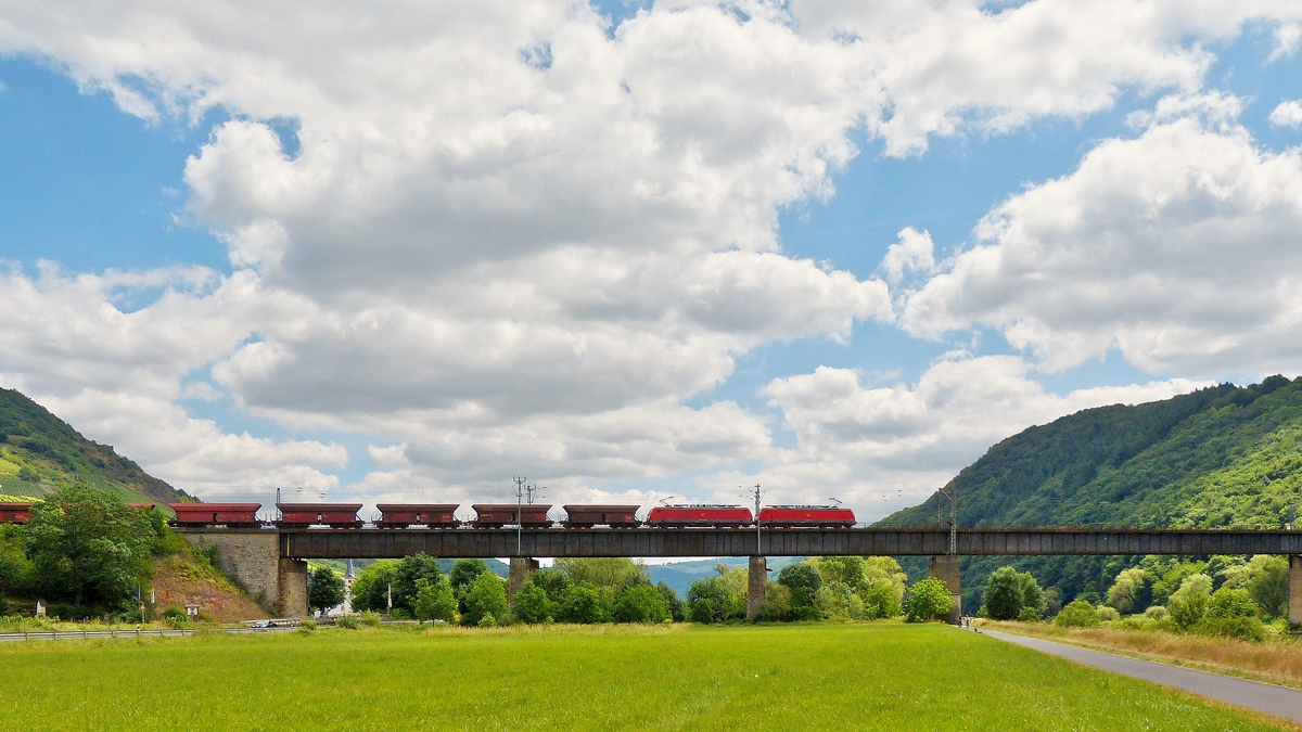 . Two 189 engines are hauling a goods train on the Mosel viaduct between the Kaiser Wilhelm tunnel and the Petersberg tunnel near Edinger-Eller on June 21st, 2014.