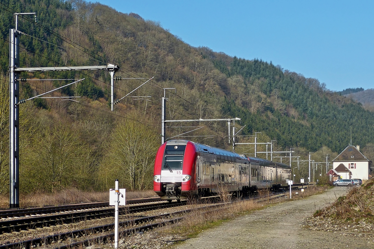 . Z 2215 is leaving the station of Goebelsmhle on March 10th, 2014.