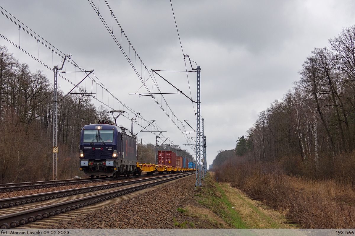 02.02.2023 | Międzyrzec Podlaski - Vectron (193 566) enter the station from the side Biała Podlaska.