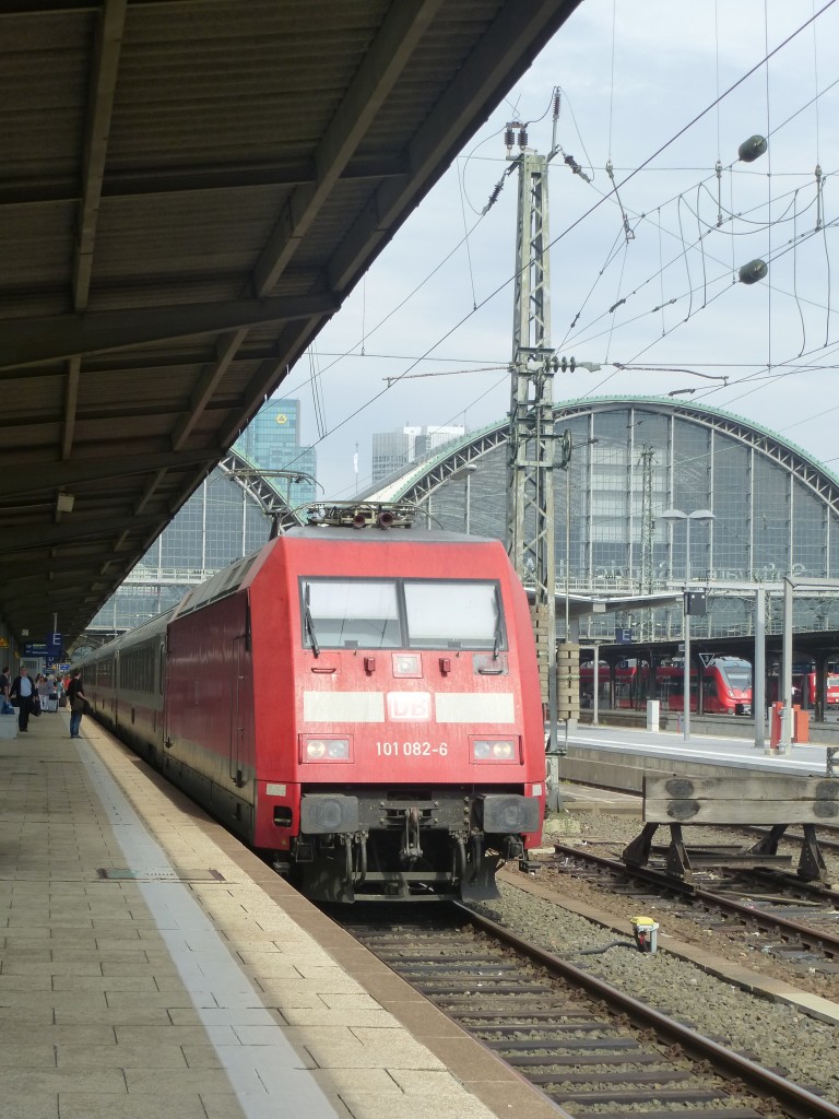 101 082-6 is standing in Frankfurt(Main) central station on August 23rd 2013.