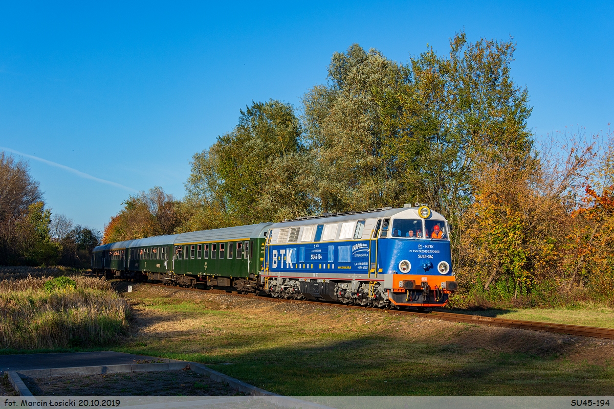 20.10.2019 | Tarnów - SU45-194 with special  FROG  enter the station.
