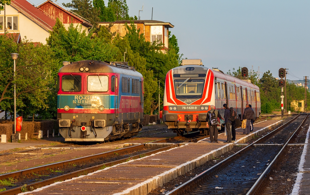 24.04.2019 | Episcopia Bihor - 60 1528-8 waiting on the station, on the right 76-1420-9 left the station, going from Satu Mare to Oradea.
