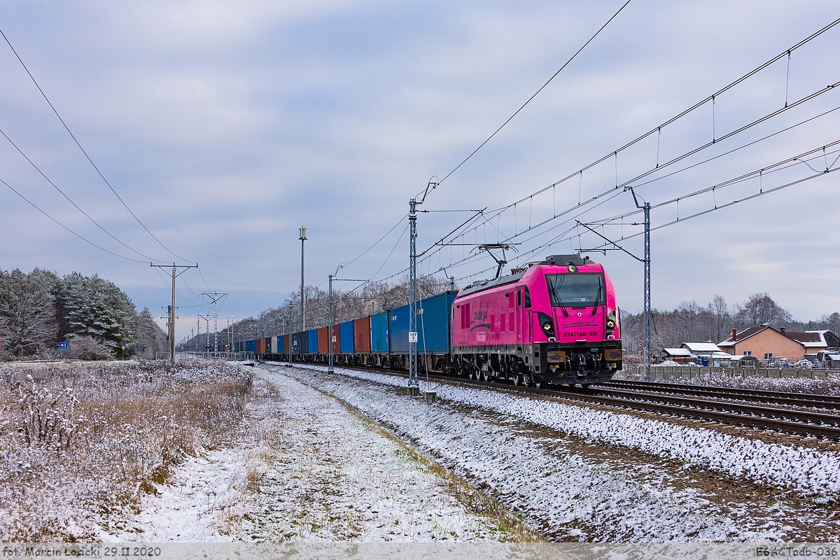 29.11.2020 | Międzyrzec Podlaski - Dragon (E6ACTadb-036) enter the station from the side Biała Podlaska.