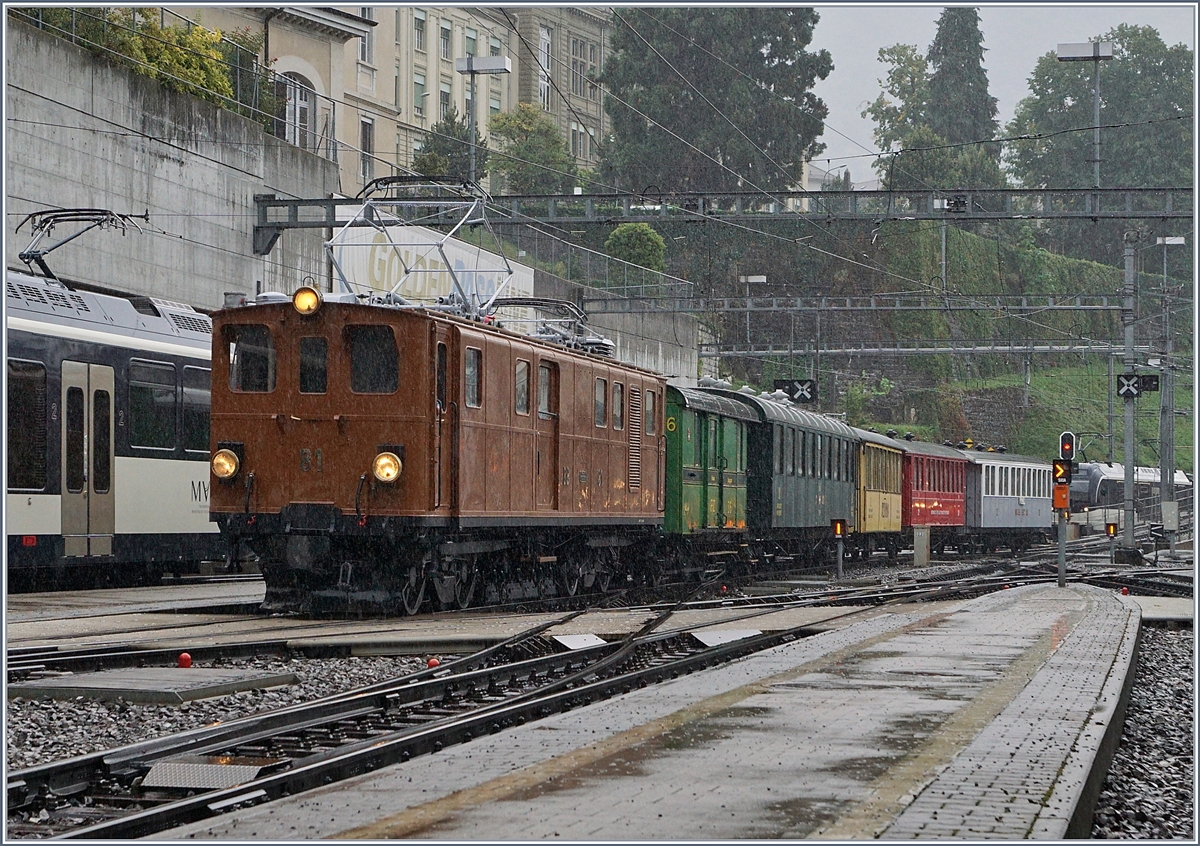50 years Blonay -Chamby Railway - Mega Bernina Festival (MBF) wiht his Special Day Bündnertag im Saaneland: The RhB Ge 4/4 181 / BB Ge 4/4 81 is arriving at Montreux.
14.09.2018