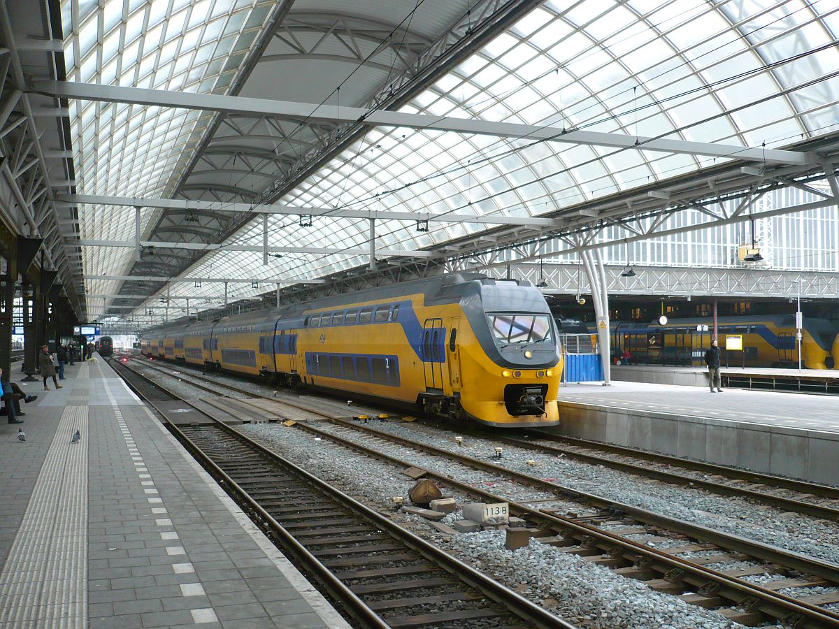 8738 track 8 Amsterdam centraal station 11-02-2015.